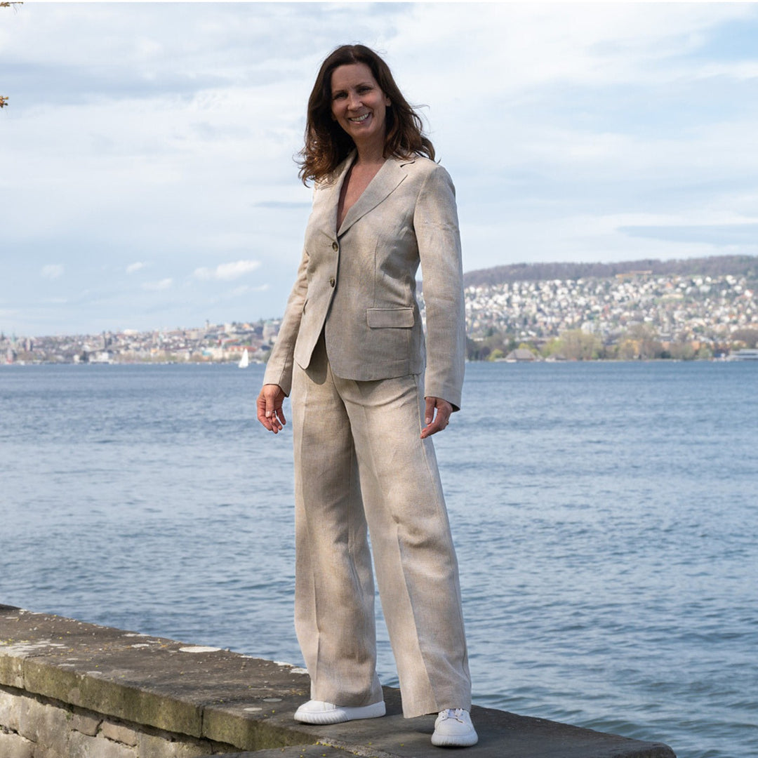 Adele Blazer Lola in Beige aus leichtem Leinen-Viskose-Mix, kombiniert mit der Adele Pants Peter in Beige, aufgenommen am Zürichsee.