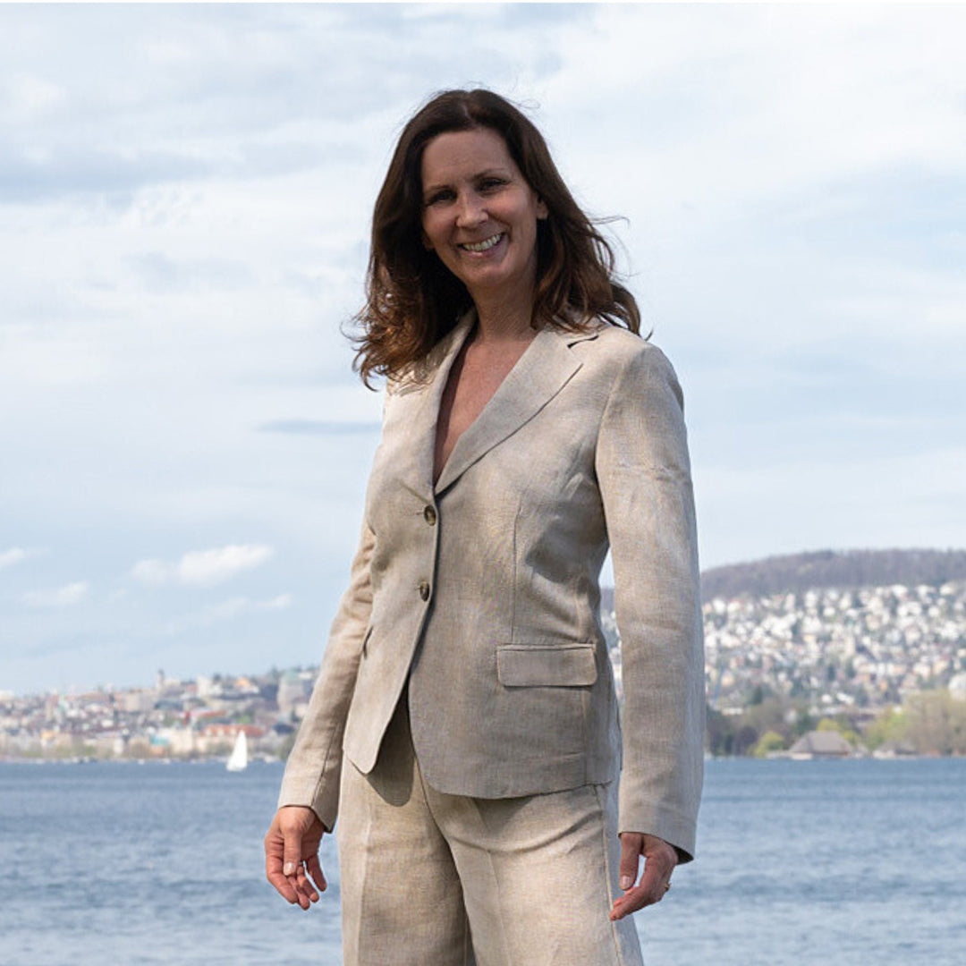 Adele Blazer Lola in Beige aus leichtem Leinen-Viskose-Mix, kombiniert mit der Adele Pants Peter in Beige, getragen am Zürichsee.