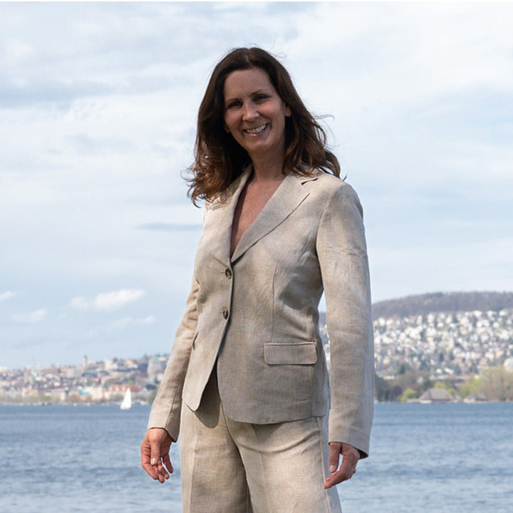 Adele Blazer Lola in Beige aus leichtem Leinen-Viskose-Mix, kombiniert mit der Adele Pants Peter in Beige, getragen am Zürichsee.