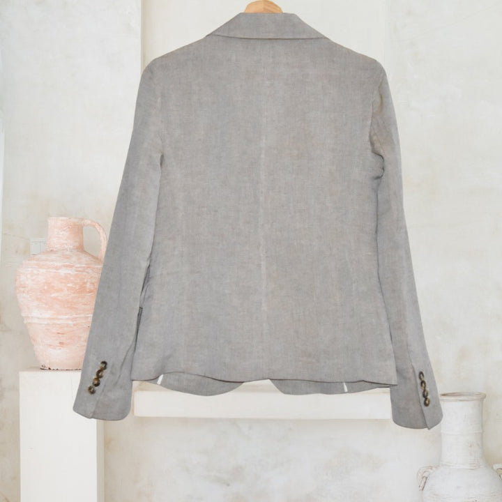 Adele Blazer Lola in Beige aus Leinen-Viskose-Mix, Rückansicht auf Holzbügel.