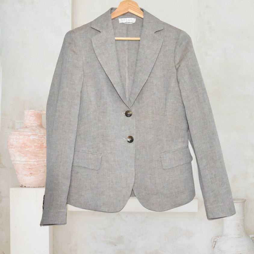 Adele Blazer Lola in Beige aus Leinen-Viskose-Mix, Vorderansicht auf Holzbügel.