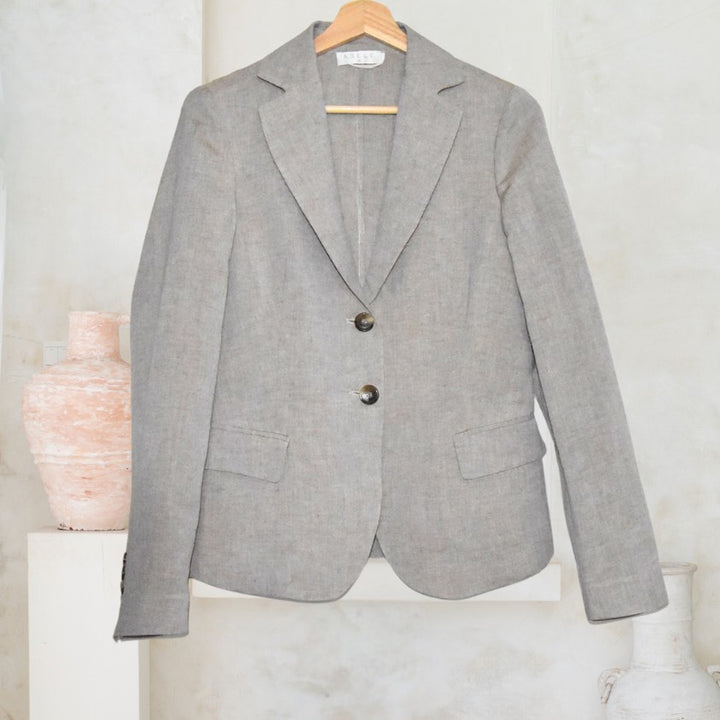 Adele Blazer Lola in Beige aus Leinen-Viskose-Mix, Vorderansicht auf Holzbügel.