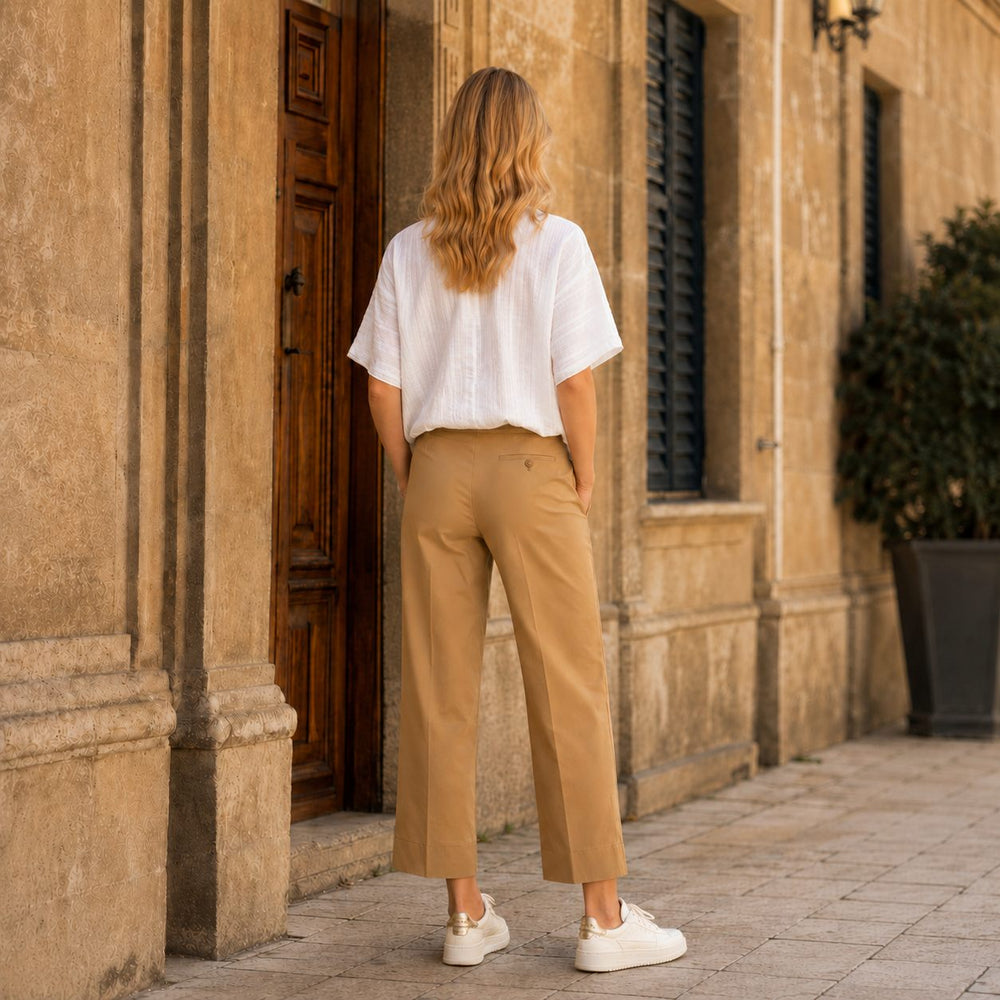 Adele Pants Leon Camel – Damenhose im Look von hinten getragen, kombiniert mit Bluse von 0039 Italy und Lemargo Sneakern