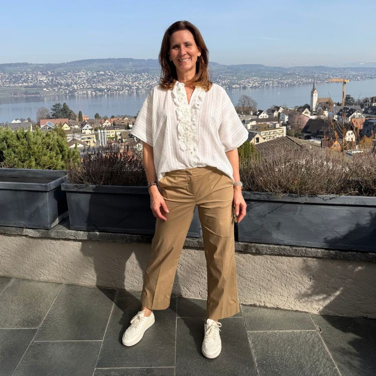 Damenhose Adele Pants Leon Camel –  kombiniert mit 0039 Italy Bluse und Lemargo Sneakern