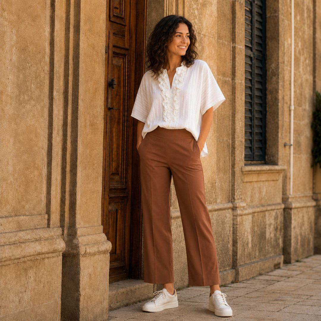 Die Adele Michael Hose getragen mit der weissen Rüschenbluse Daisy von 0039 Italy und dazu die Lemargo Sneaker in Offwhite in den Strassen in Italien.