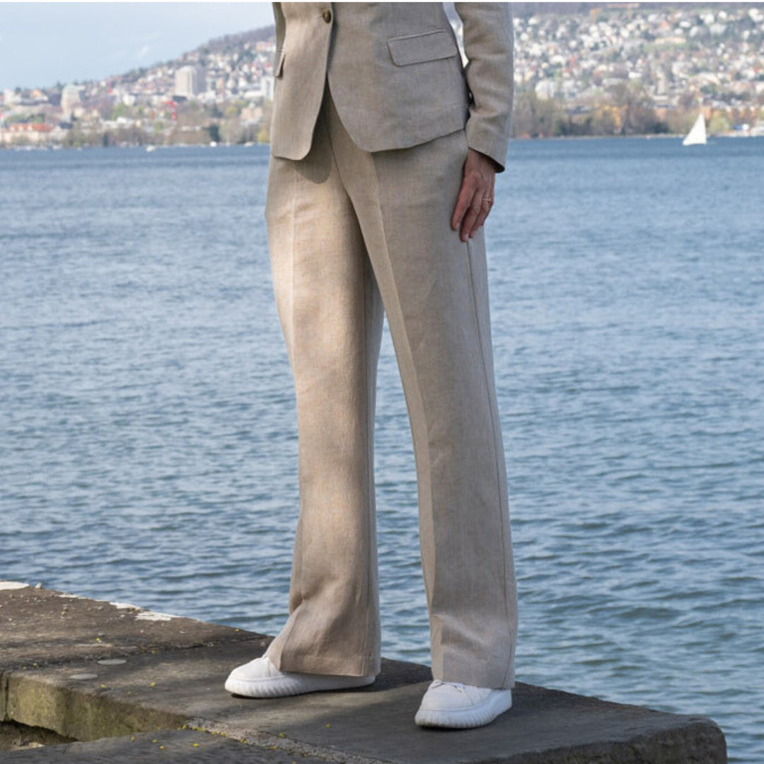 ADELE Pants Peter beige aus Leinen-Viskose mit weitem Bein getragen mit Blazer Lola