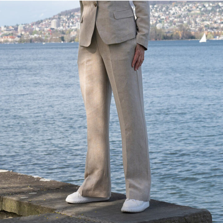 ADELE Pants Peter beige aus Leinen-Viskose mit weitem Bein getragen mit Blazer Lola
