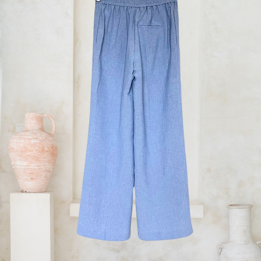 Adele Pants Peter in Jeans-Blau aus Leinen-Viskose-Mix, Rückansicht auf Holzbügel.