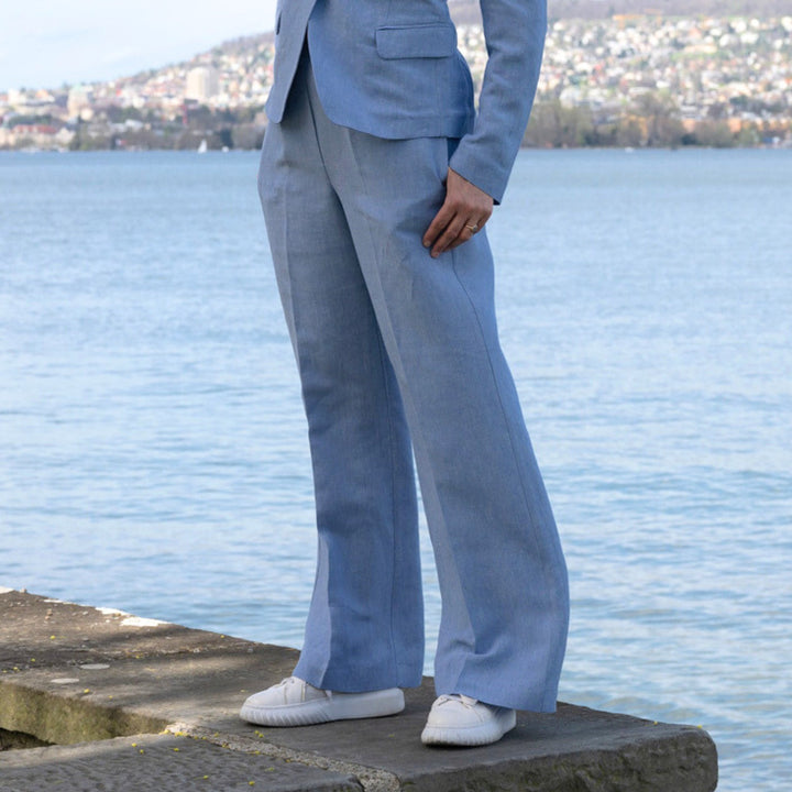 Adele Pants Peter in Jeans-Blau aus leichtem Leinen-Viskose-Mix, getragen am Zürichsee.