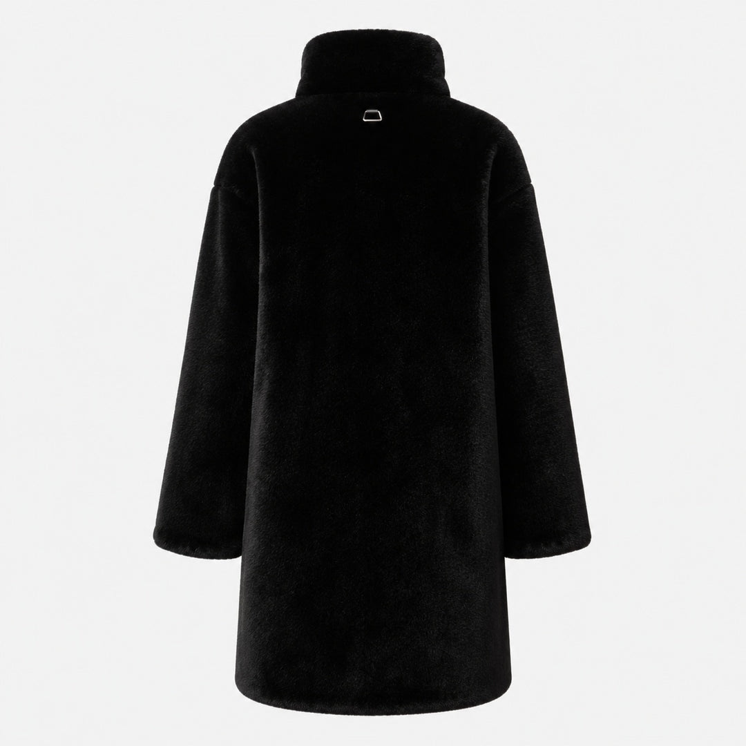 Schwarzer Apparis Blair Coat aus Faux Fur in Rückansicht mit geradem, lockerem Schnitt und hohem Kragen.