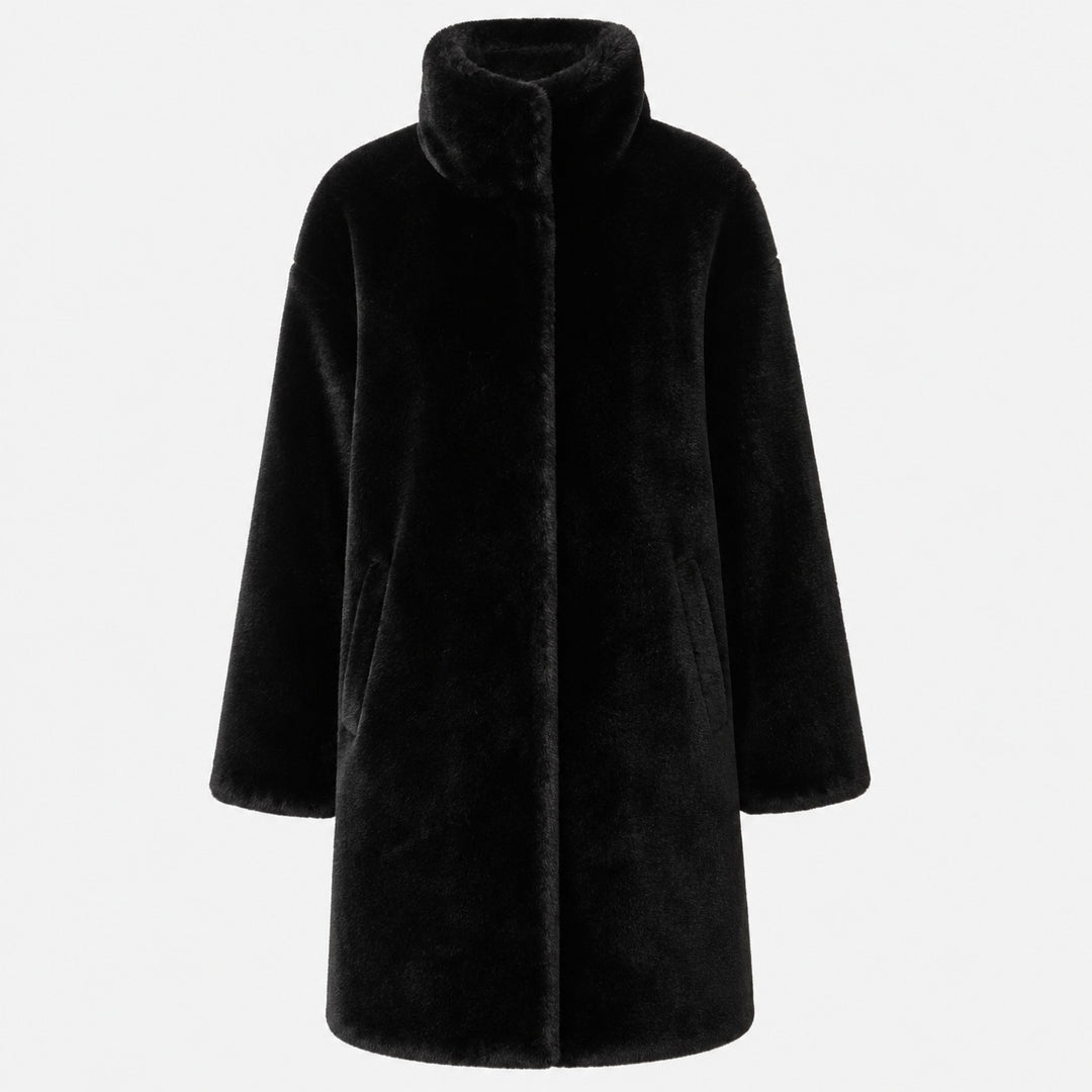 Apparis Blair Coat in Schwarz aus weichem Faux Fur mit hohem Kragen, geradem Schnitt und seitlichen Eingrifftaschen.