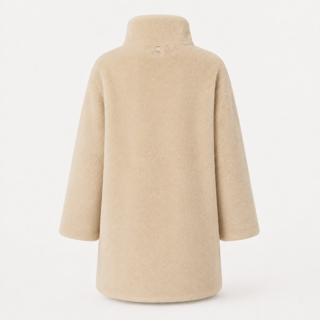 APPARIS Blair Coat in Latte aus weichem Kunstfell in Rückansicht