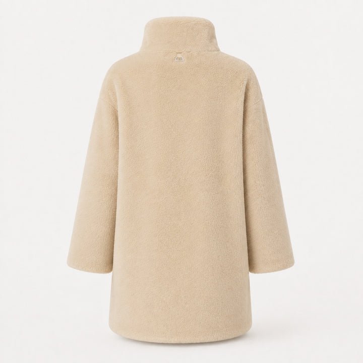 APPARIS Blair Coat in Latte aus weichem Kunstfell in Rückansicht