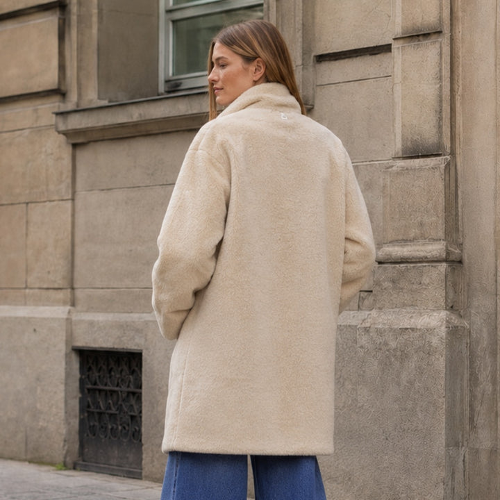 Rückansicht des APPARIS Blair Coat in Latte kombiniert mit weiter blauer Jeans