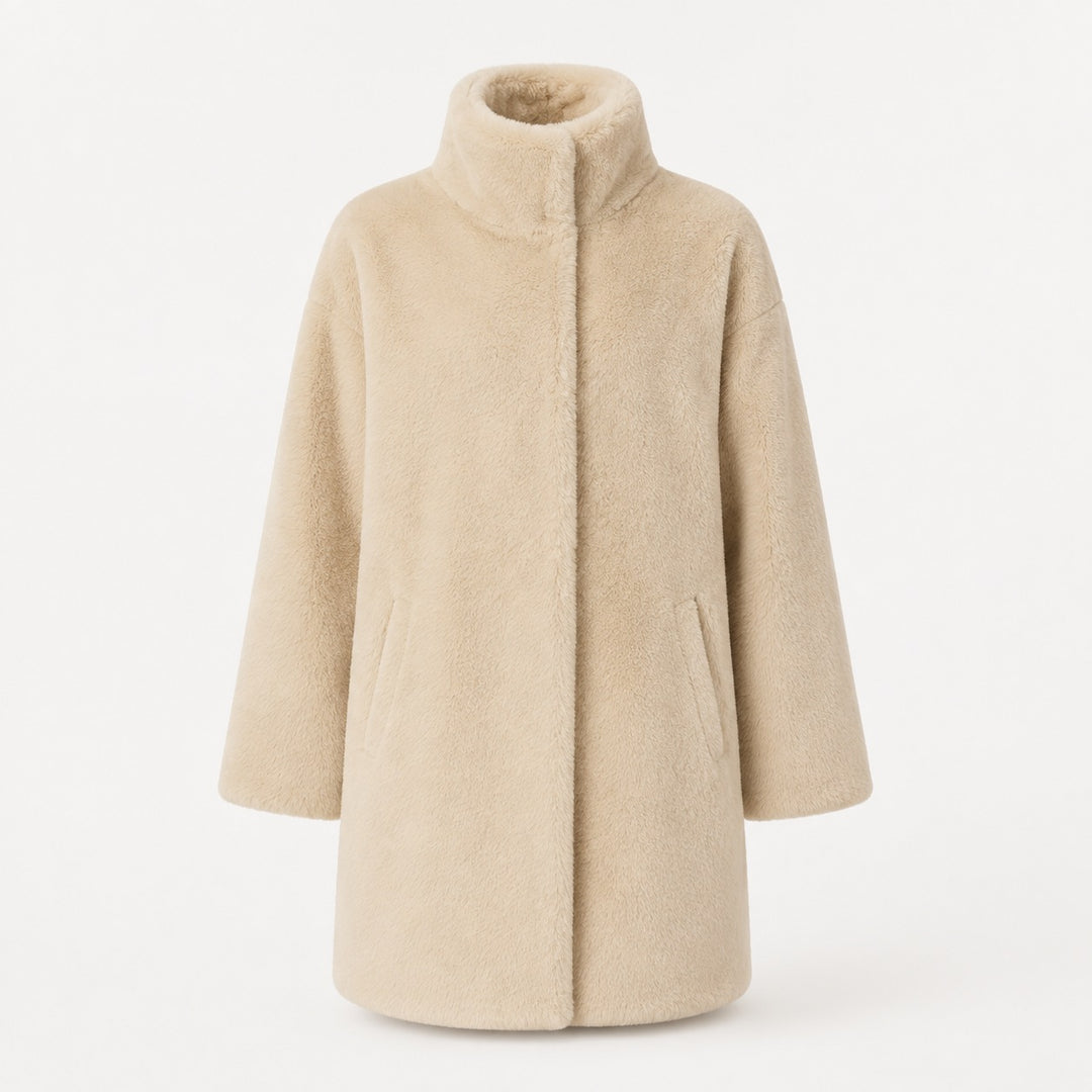 APPARIS Blair Coat in Latte aus weichem Kunstfell in Vorderansicht