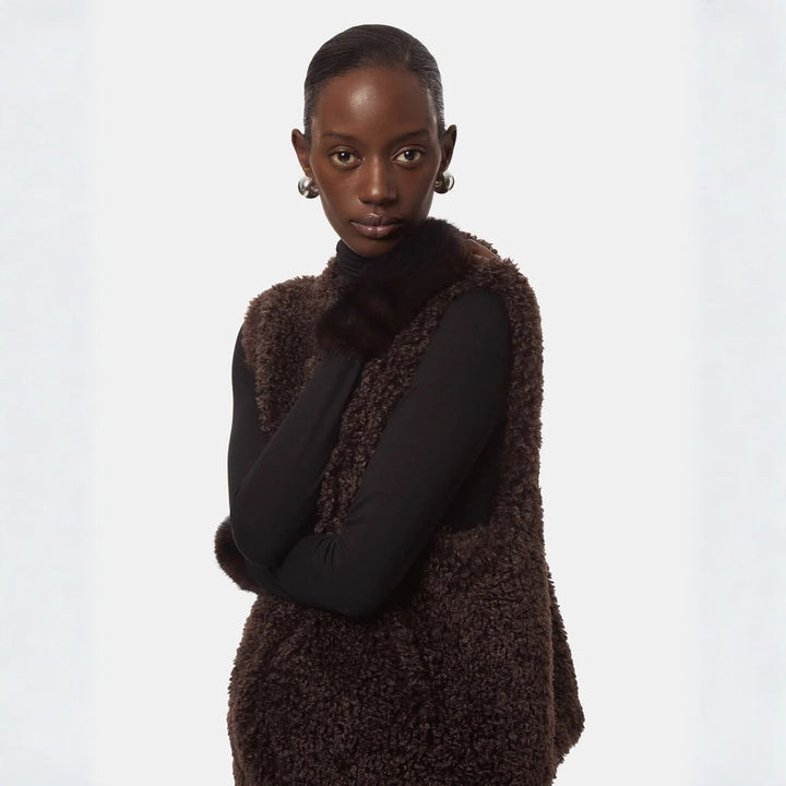 APPARIS Lyle Bouclette Vest Brown – kurze braune Bouclé Weste am Model