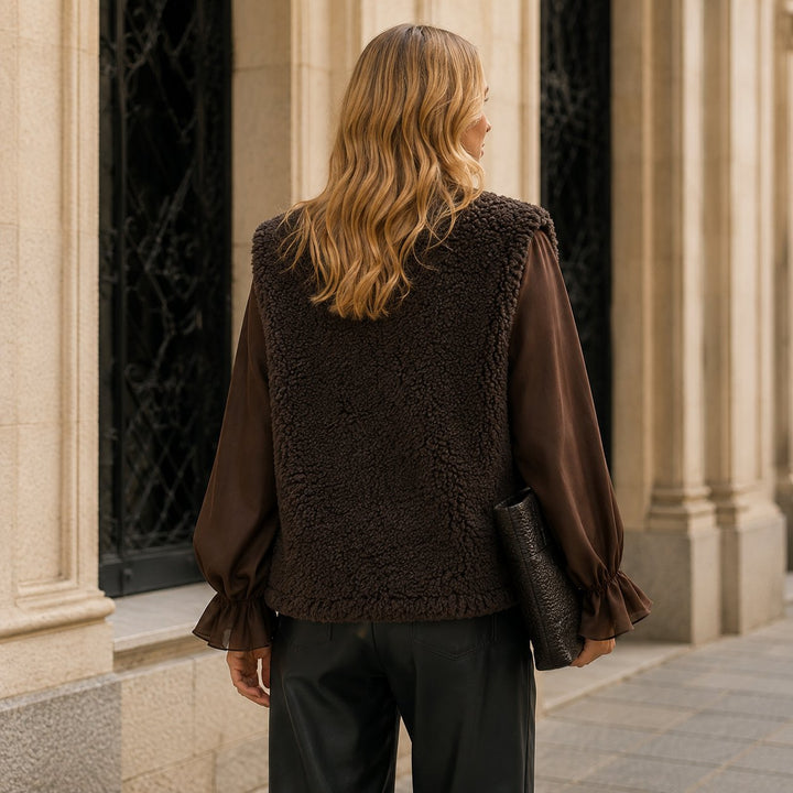 APPARIS Lyle Bouclette Vest Brown – braune Bouclé Damenweste von hinten getragen