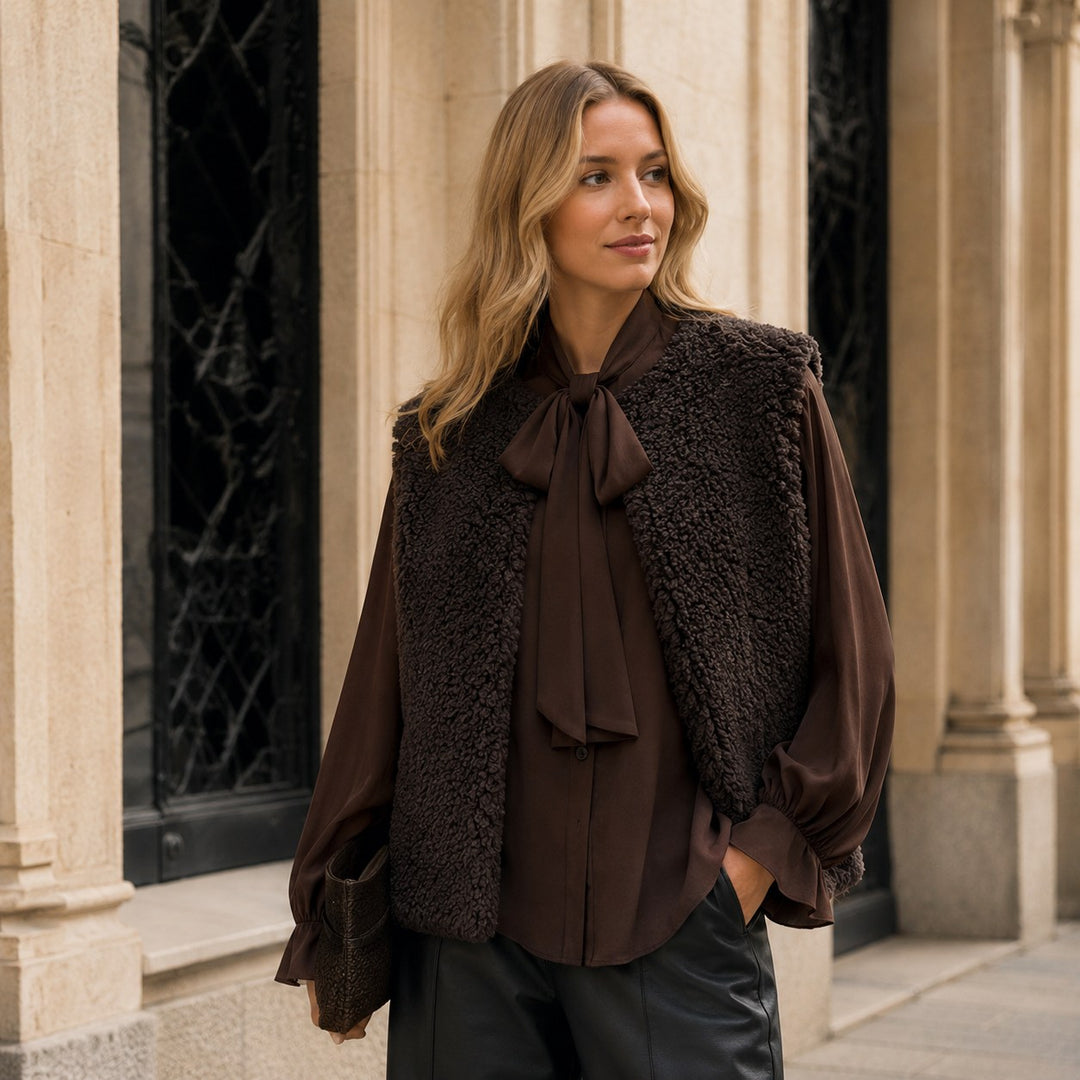 APPARIS Lyle Bouclette Vest Brown – braune Bouclé Damenweste im herbstlichen Look