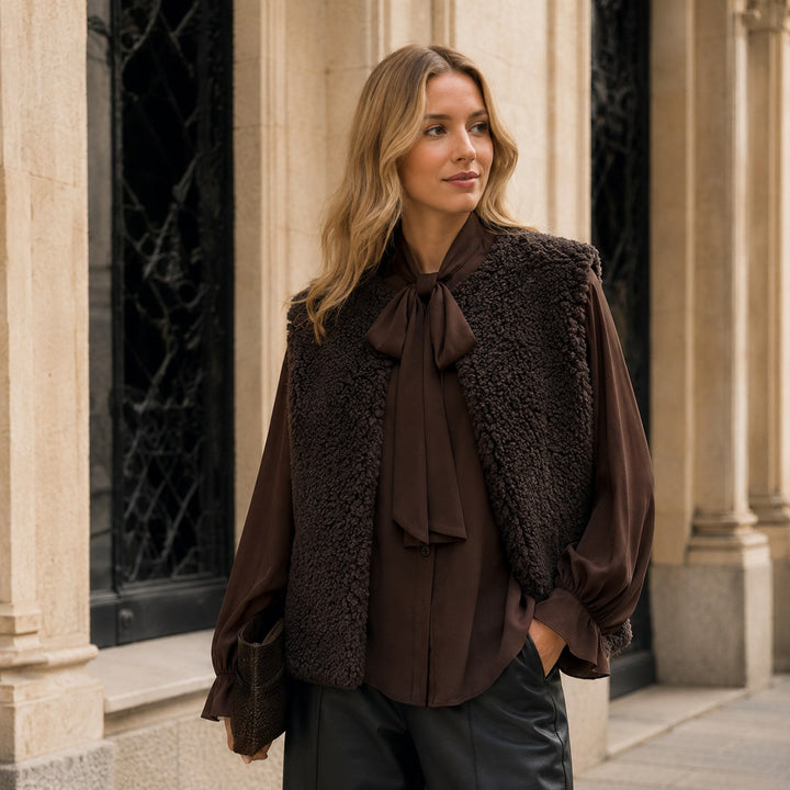 APPARIS Lyle Bouclette Vest Brown – braune Bouclé Damenweste im herbstlichen Look