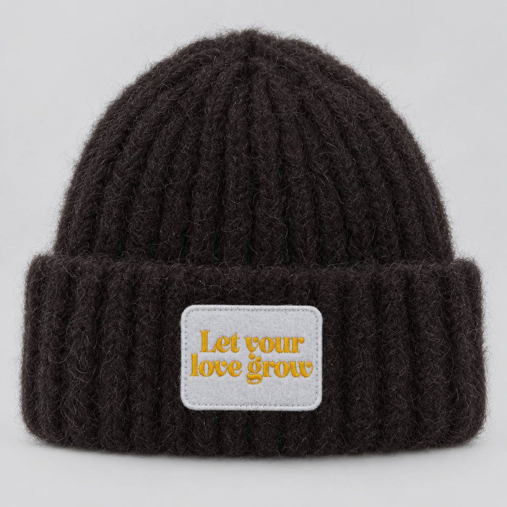 CASHIMAR Mütze Ancona in Dark Brown aus Baby Alpaka mit „Let your love grow“-Patch – Produktansicht