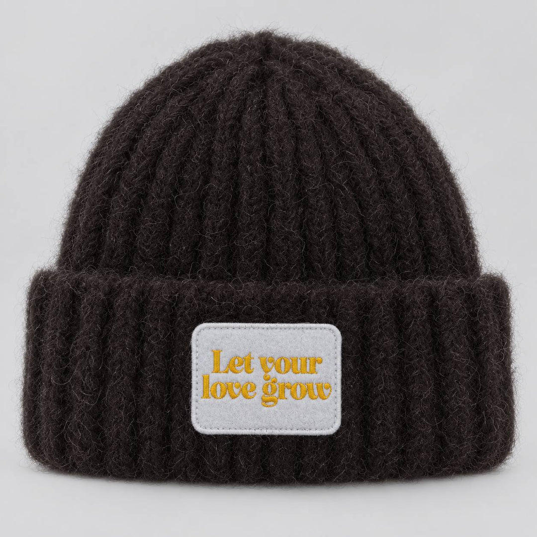 CASHIMAR Mütze Ancona in Dark Brown aus Baby Alpaka mit „Let your love grow“-Patch – Produktansicht