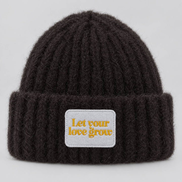 CASHIMAR Mütze Ancona in Dark Brown aus Baby Alpaka mit „Let your love grow“-Patch – Produktansicht