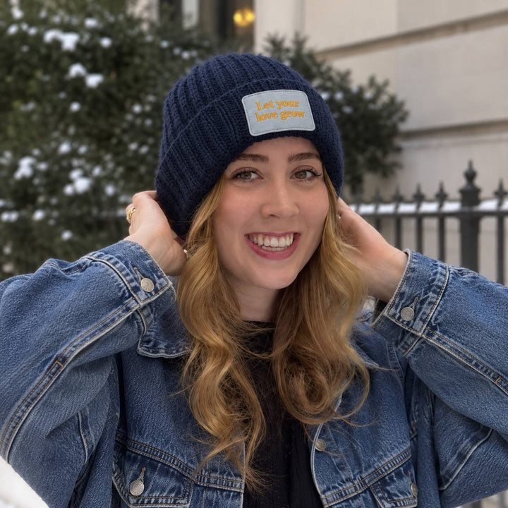 CASHIMAR Mütze Ancona in Navy mit „Let your love grow“-Patch, getragen im Outdoor-Look mit Jeansjacke