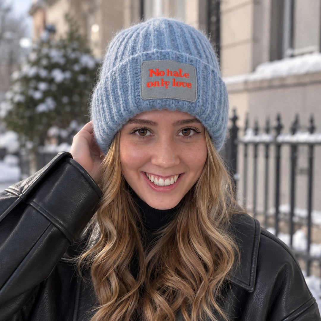 CASHIMAR Mütze Ancona in Sky Blue mit „No Hate Only Love“-Patch, getragen im Outdoor-Look mit schwarzer Lederjacke