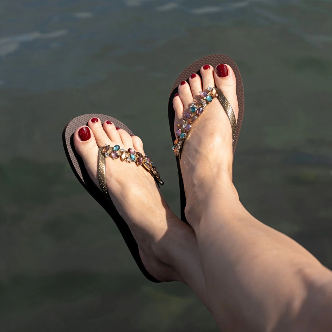 Chanclas by Simone Herrera Chloe in Braun mit türkisen Steinen, am Fuss getragen, sommerliche Flip Flops.