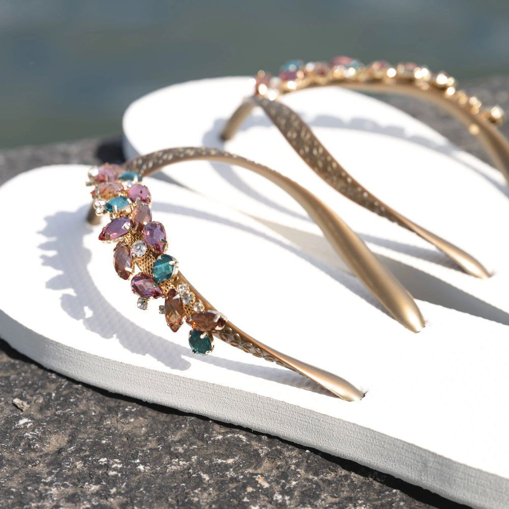 Chanclas by Simone Herrera Chloe in Weiss mit türkisfarbenen Strasssteinen, Detailansicht der Flip Flops.