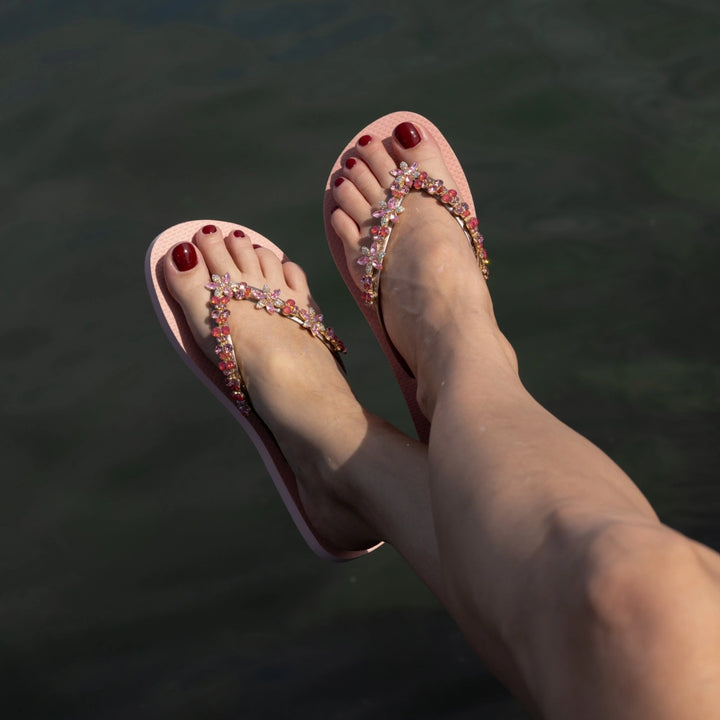 Chanclas by Simone Herrera Valerie in Rose, Full-Diamond-Straps, getragen am Wasser als Onfeet-Aufnahme, Flip Flops