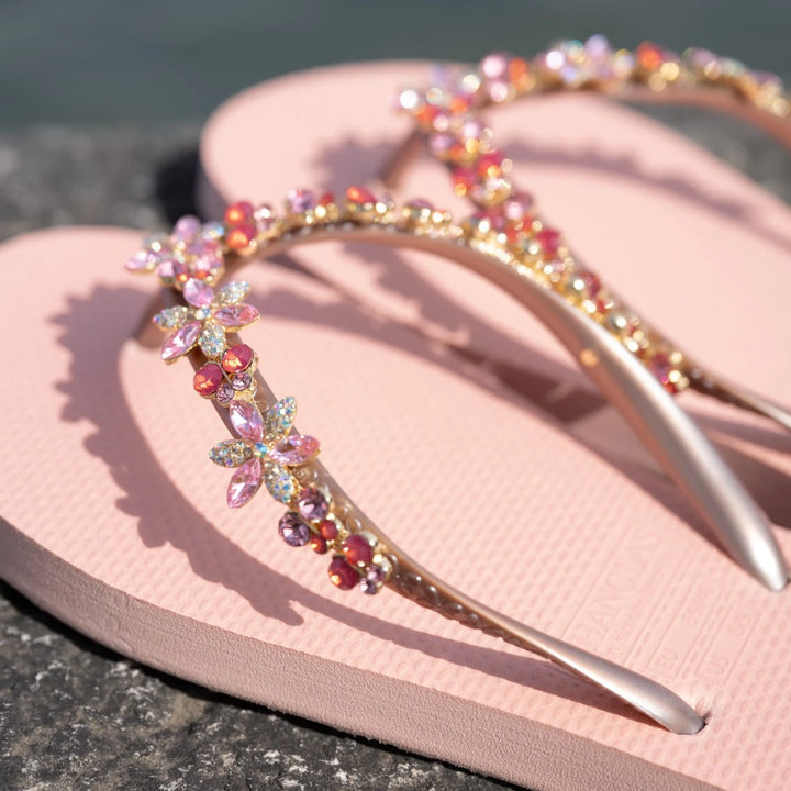 Chanclas by Simone Herrera Valerie in Rose, Full-Diamond-Straps, Flip Flops draussen am Wasser fotografiert.