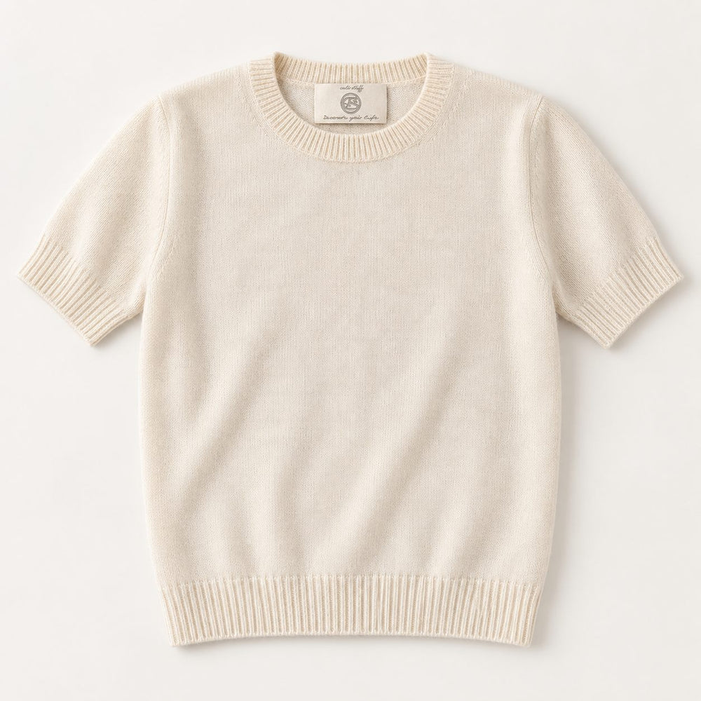 cute stuff Cashmere-Seiden Pullover Nele in Cream aus 75% Kaschmir und 25% Seide mit Rundhalsausschnitt und kurzen Ärmeln.