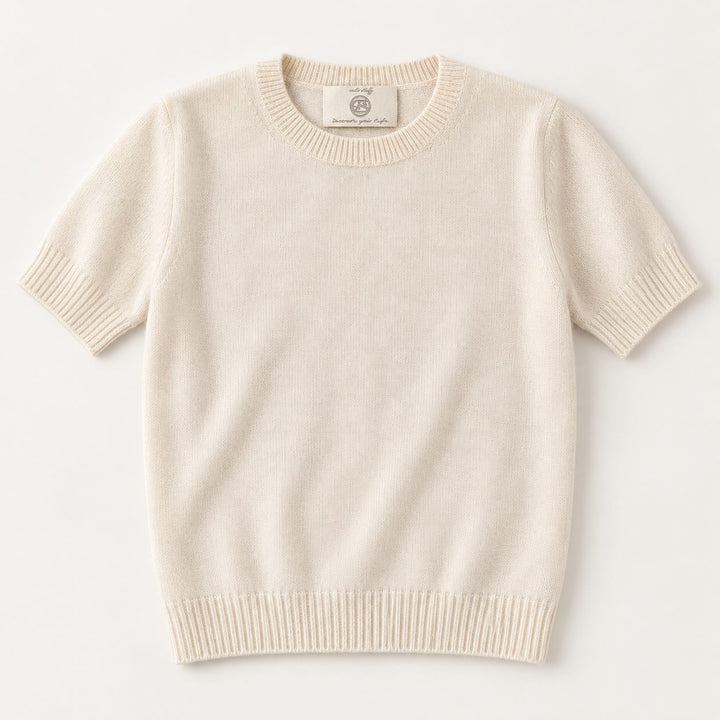 cute stuff Cashmere-Seiden Pullover Nele in Cream aus 75% Kaschmir und 25% Seide mit Rundhalsausschnitt und kurzen Ärmeln.
