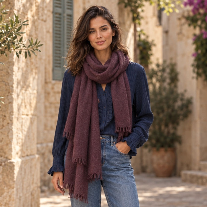 Cute Stuff Cashmere Schal Feli in Dark Brown-Bordeaux mit Emotions Frill-Bluse in Dunkelblau
