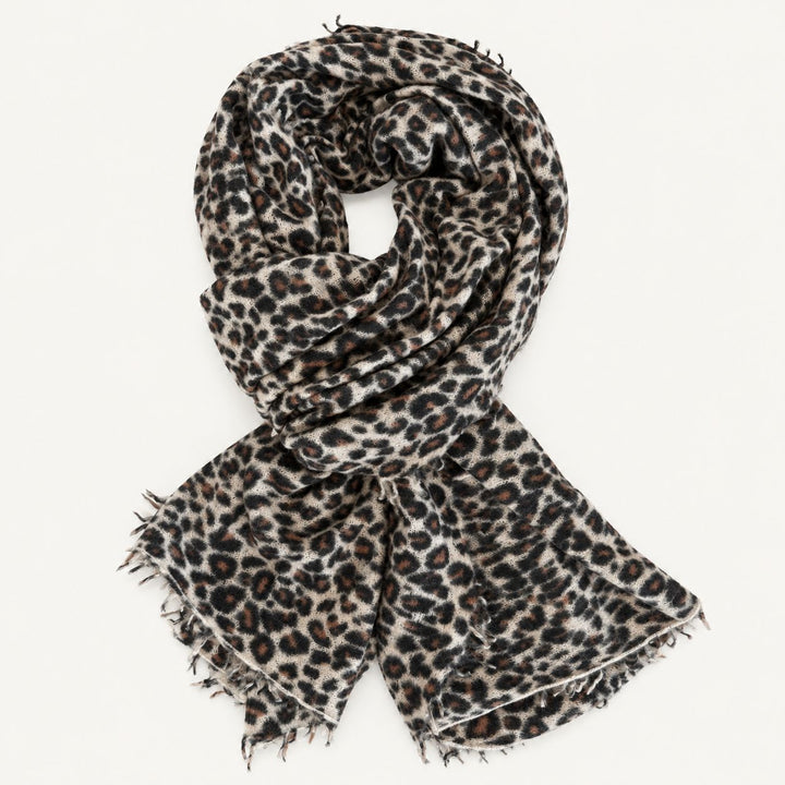 Cute Stuff Cashmere Schal Leo Brown aus 100% Kaschmir mit braun-schwarzem Leo-Print und Fransen
