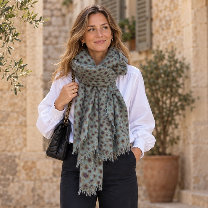 Cute Stuff Cashmere Schal Leo Petrol aus 100% Kaschmir am Model mit weisser Bluse Dunia von 0039 Italy und THE.NIM Jeans Debbie schwarz