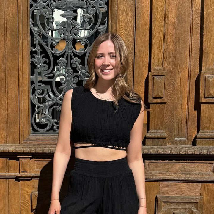 D’ARTEMIDE Alina Top black aus 100 % Baumwolle, ärmelloses One-Size-Top mit strukturierter Oberfläche im Outdoor-Setting