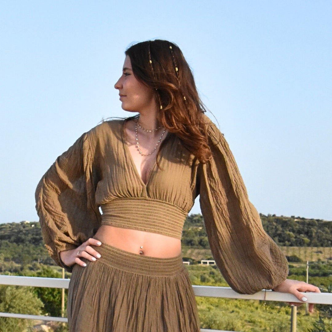 D’ARTEMIDE Amalthea Top in mocha aus 100 % Baumwolle, kurz geschnittene Sommerbluse mit V-Ausschnitt