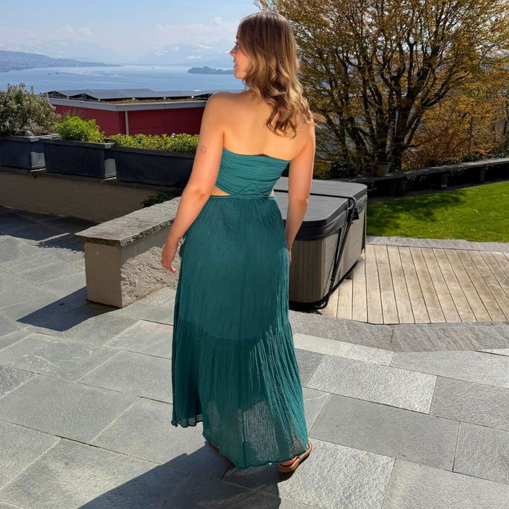 D Artemide Ava Dress Emerald Maxikleid mit Cut Outs Rückenansicht fliessendes Sommerkleid mit Seeblick