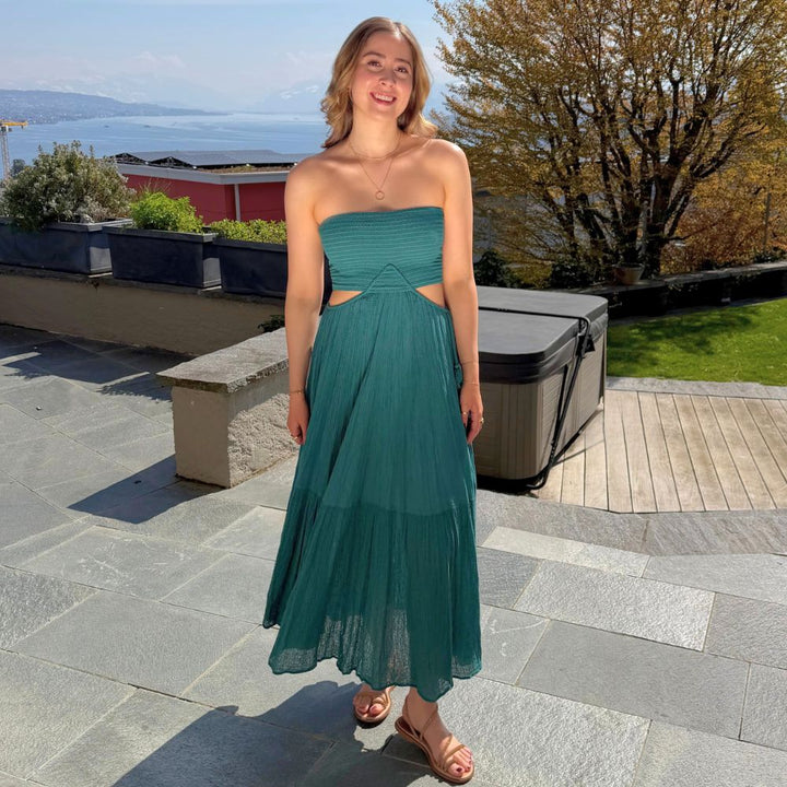 D Artemide Ava Dress Emerald Maxikleid mit Cut Outs luftiges Sommerkleid auf Terrasse am See