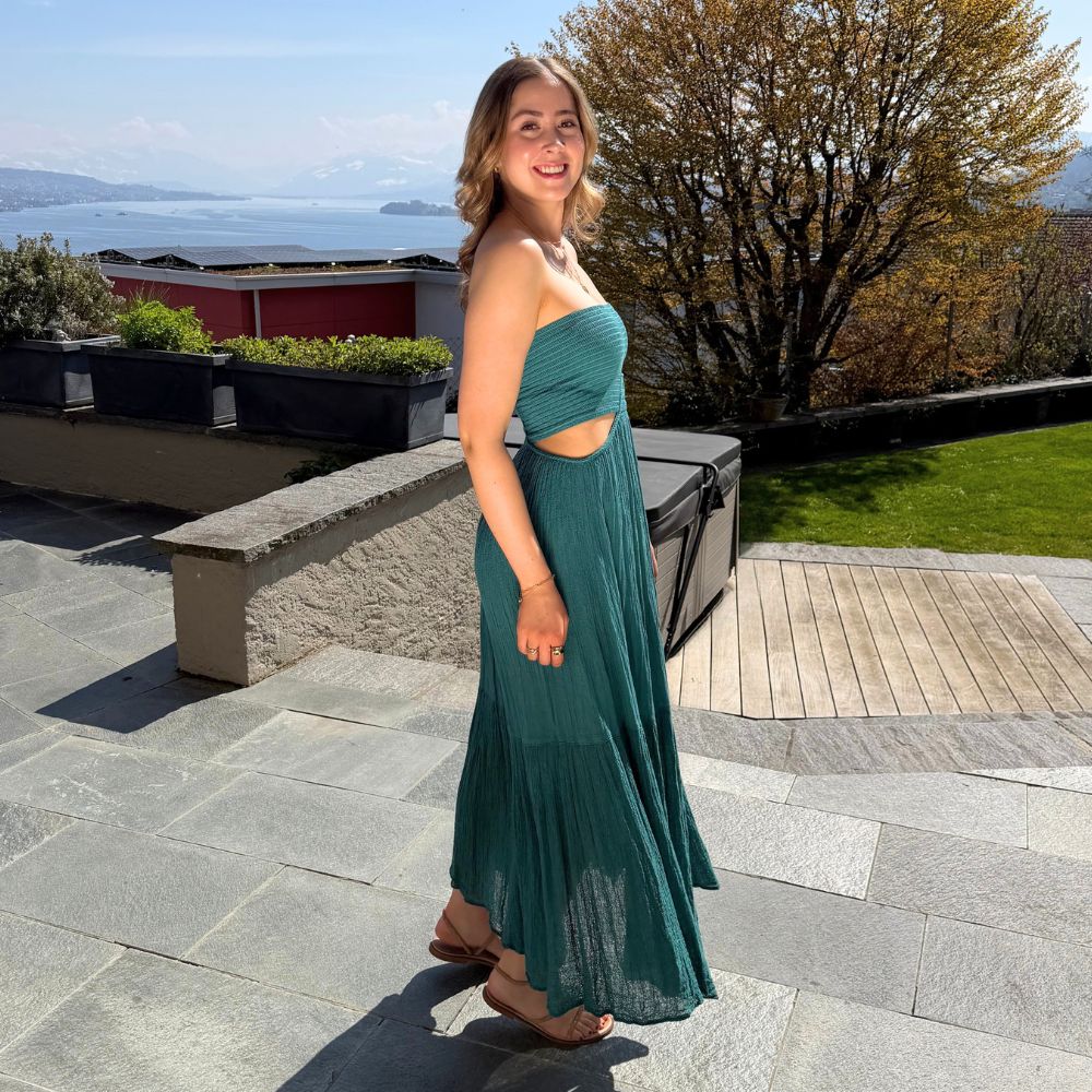 D Artemide Ava Dress Emerald elegantes Maxikleid mit Cut Outs sommerliches Kleid auf Terrasse am See