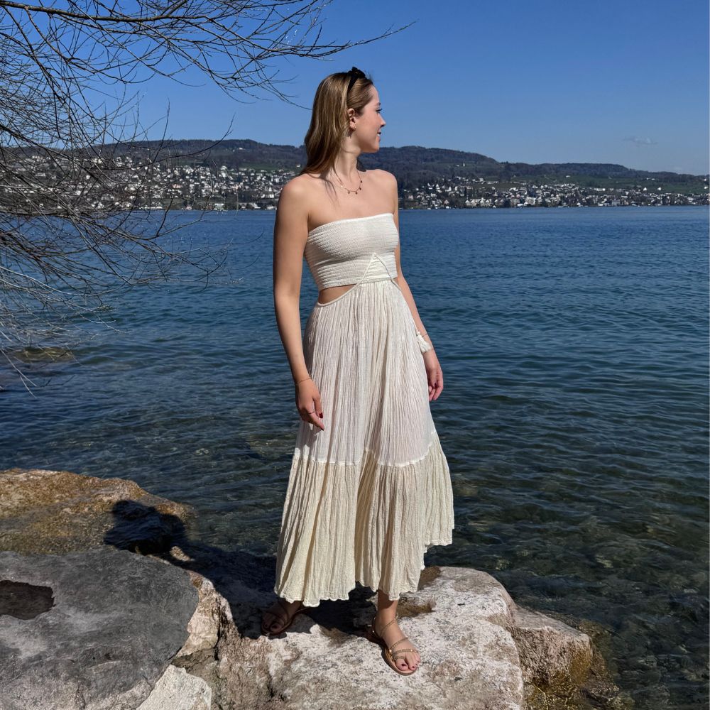 D’ARTEMIDE Ava Dress in ivory aus 100 % Baumwolle, fliessender Rock in Bewegung