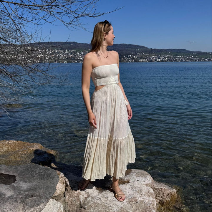 D’ARTEMIDE Ava Dress in ivory aus 100 % Baumwolle, fliessender Rock in Bewegung