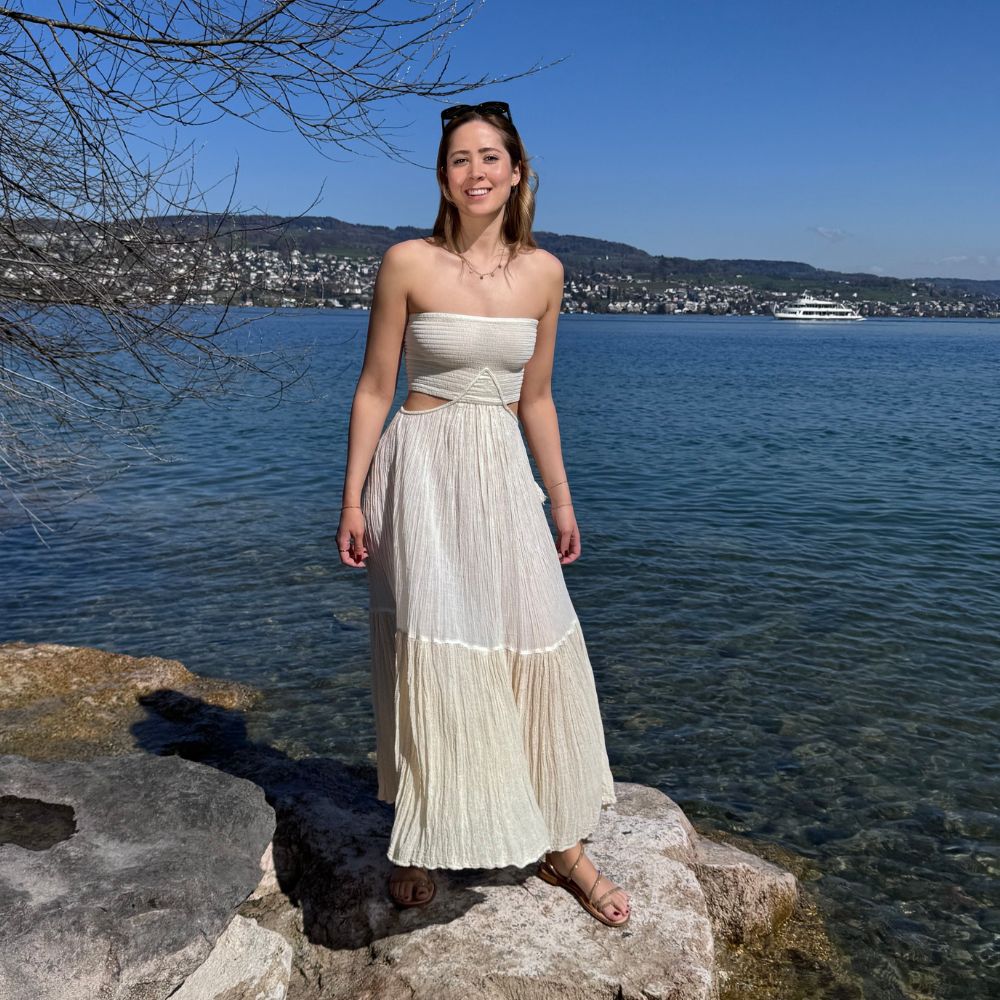 D’ARTEMIDE Ava Dress in ivory aus 100 % Baumwolle, langes Sommerkleid, frontal getragen am See