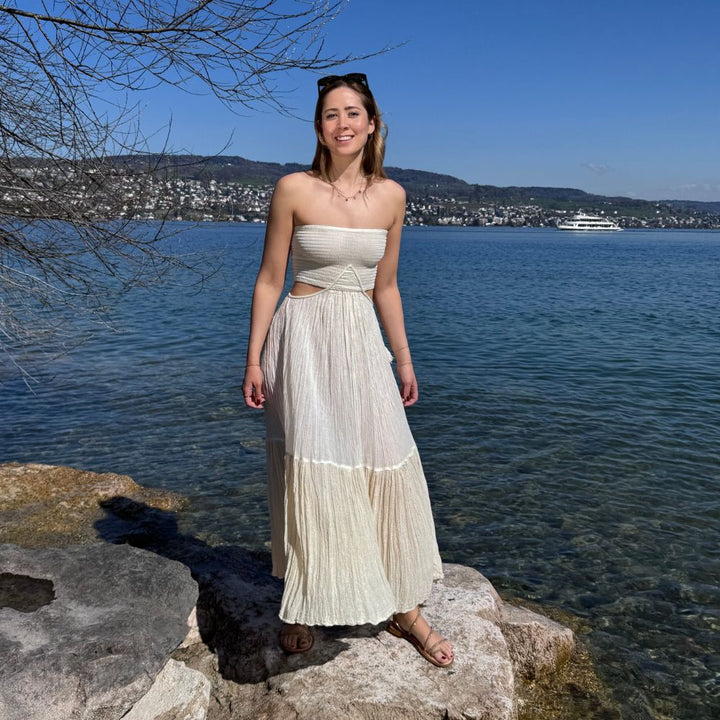 D’ARTEMIDE Ava Dress in ivory aus 100 % Baumwolle, langes Sommerkleid, frontal getragen am See