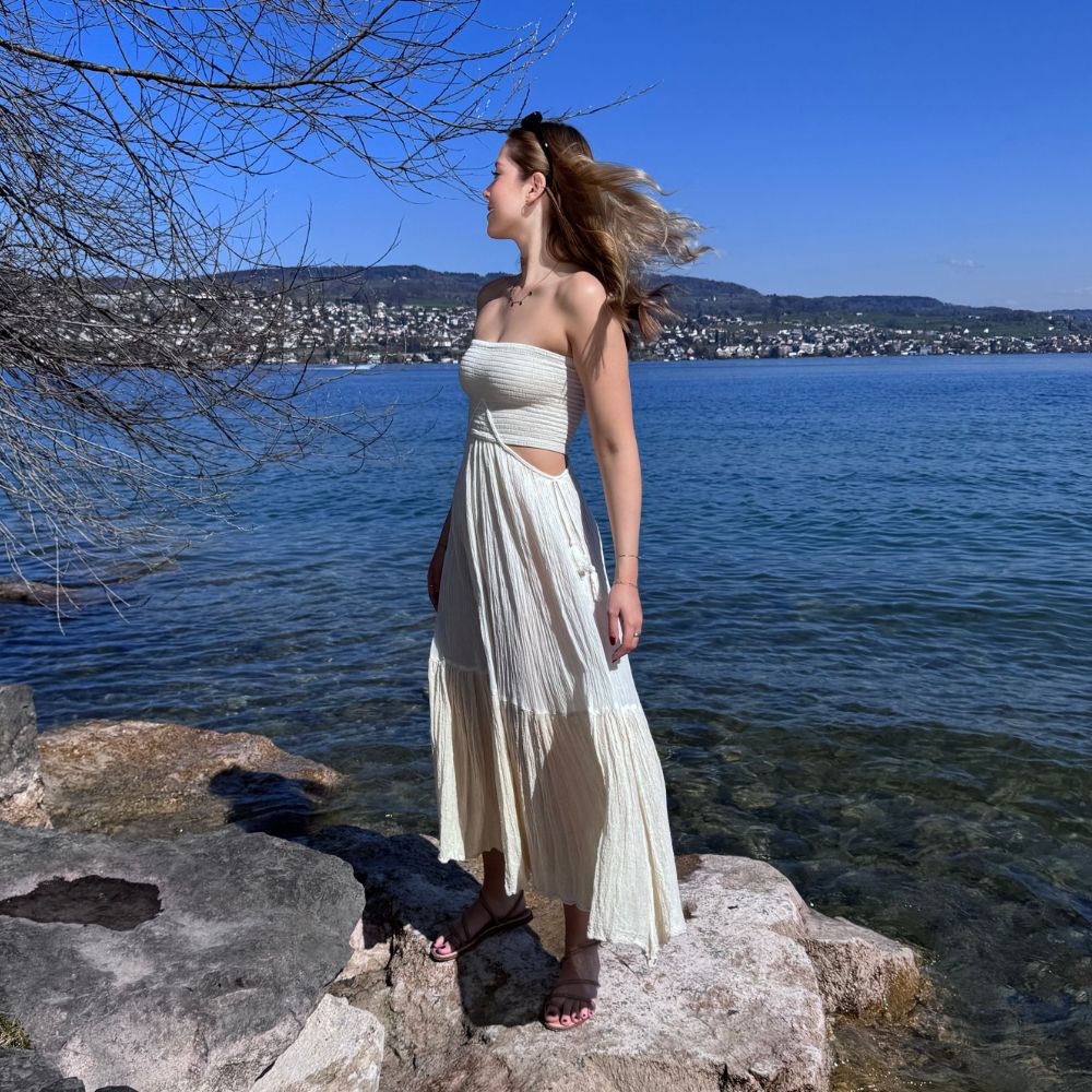 D’ARTEMIDE Ava Dress in ivory aus 100 % Baumwolle, seitliche Ansicht des langen Sommerkleids mit Cut-Outs