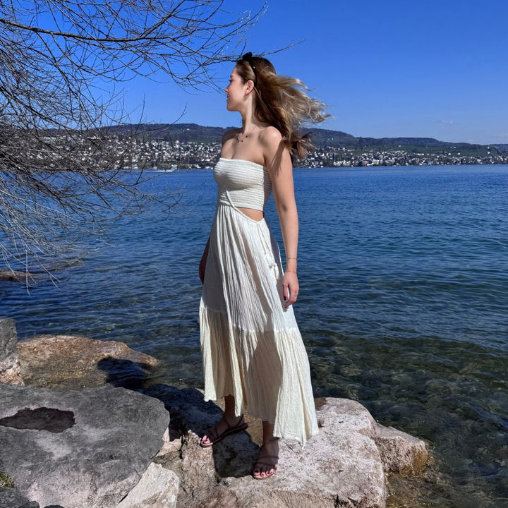 D’ARTEMIDE Ava Dress in ivory aus 100 % Baumwolle, seitliche Ansicht des langen Sommerkleids mit Cut-Outs