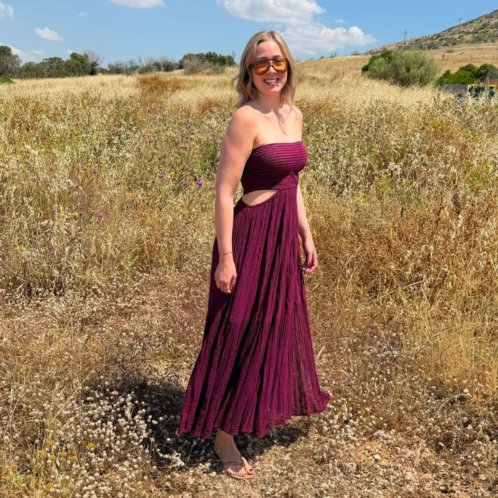 Luana im wineberryfarbenen D'Artemide Ava Dress in einem mediterranen Kornfeld in Griechenland