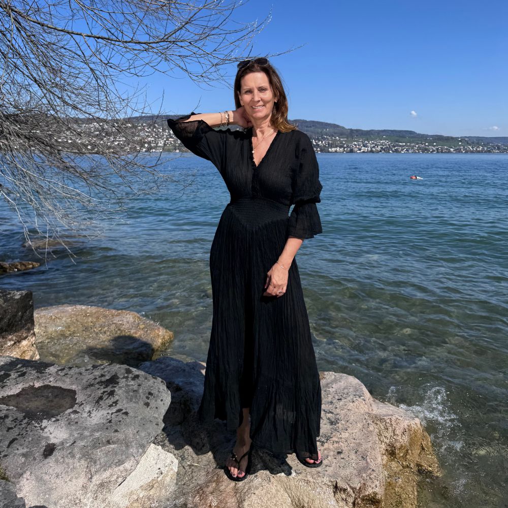 D’ARTEMIDE Eleni Dress in black aus 100% Baumwolle, sommerlich gestylt am Wasser